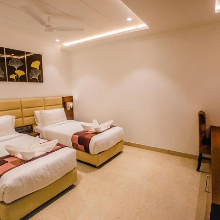 Rumah 400 m² dengan 21 bilik tidur dan 21 bilik mandi peribadi di Tajganj Agra  Luaran gambar